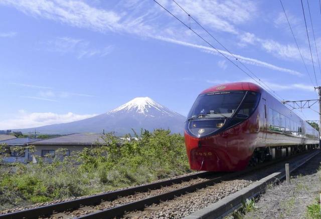 画像: 富士山を間近に望む、富士急行「富士山ビュー特急」! www.fujikyu-railway.jp