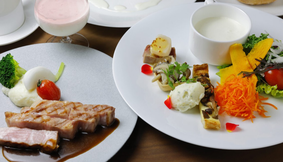 画像: 『ノゾホテルで春爛漫コースランチ　人混みを避け　知る人ぞ知る富良野の桜名所へ』【札幌北口出発】＜プレミアムステージ＞｜クラブツーリズム