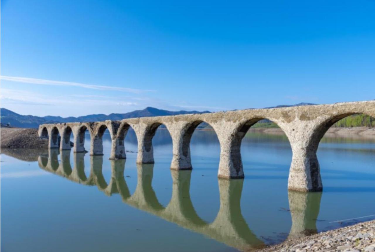 画像: タウシュベツ橋梁（イメージ）※湖面の高さは時期によって異なります