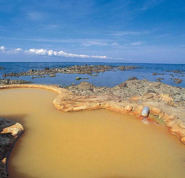 画像: 海を望む絶景の秘湯!黄金崎不老ふ死温泉に入浴