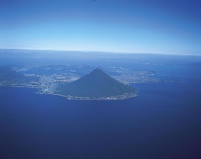 画像: 開聞岳・空撮(© K.P.V.B/イメージ)