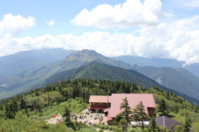 画像: 西穂山荘、後ろの山は焼岳、左奥方向は乗鞍岳方面となります(イメージ)