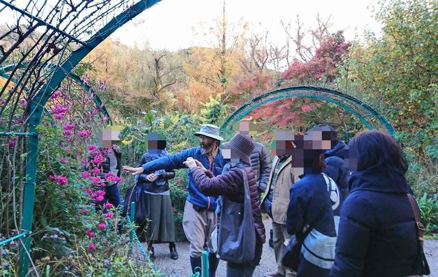 画像: ツアー中の風景。水の庭を案内してくださっている川上さん。