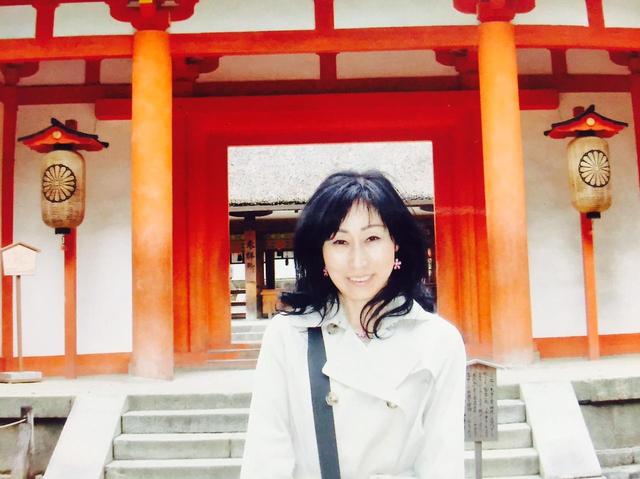 画像: 五斗美湖 【ごとう みこ】 日出る国、日本は、世界でも有数の「八百万の神々がおわす国」です。皆様が神様と繋がり、神様をより身近に感じることができれば、「願い」や「祈り」も神様に伝わります。そして「感謝の心」なども自然と生まれ、更なる幸せが舞い込むことになるでしょう。「神様がお喜びになるお参りの仕方」、参拝の「所作のマナー」や「心のマナー」などをお伝えしながら旅し、皆様の一助となればこれ以上の幸せはありません。 皆様にお会いできることを楽しみにしております。