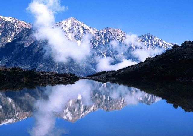 画像: 八方池の水鏡に映る夏姿の白馬三山(8月)