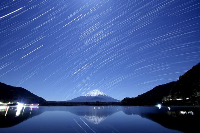 画像: 精進湖畔から望む星景(撮影/武藤裕也)
