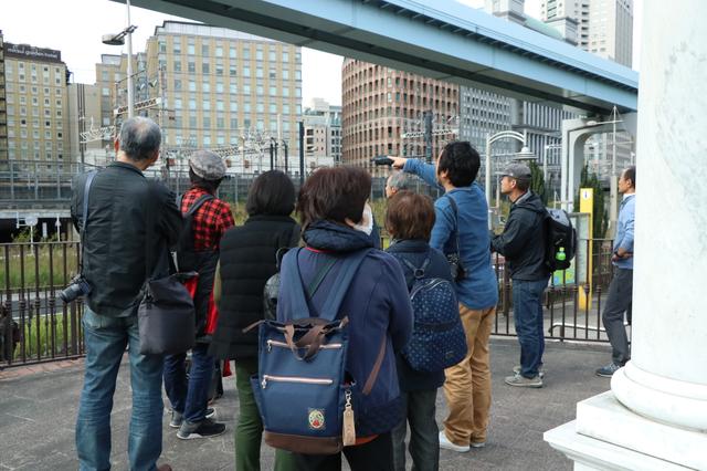 画像: 現地で説明する椎﨑講師(右から3番目)