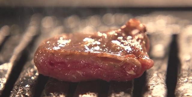 画像: こだわりの焼き方・食べ方で焼肉を嗜みます