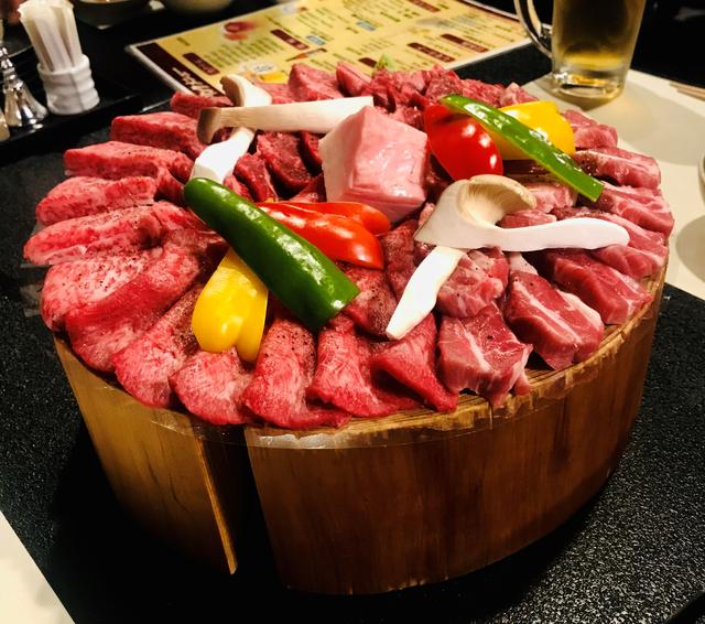 画像: シェフが厳選したジビエや牛・豚を堪能(画像は4人前)