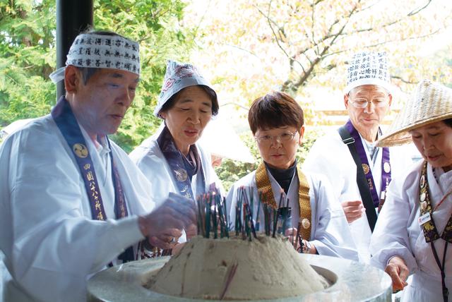 画像: お線香をあげる様子(イメージ)
