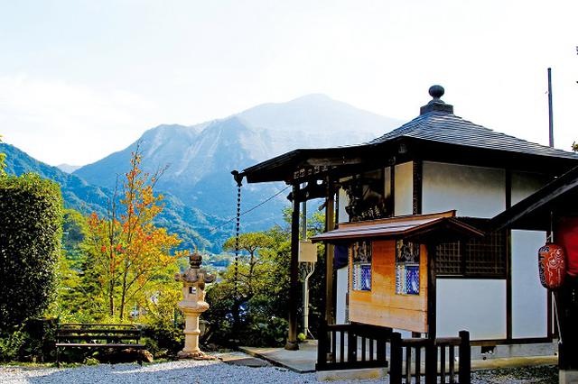 画像: 第6番札所 卜雲寺から望む武甲山