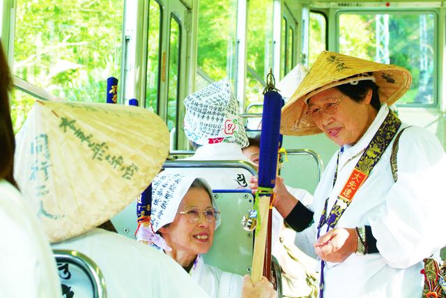 画像: 先達と会話をするお客様