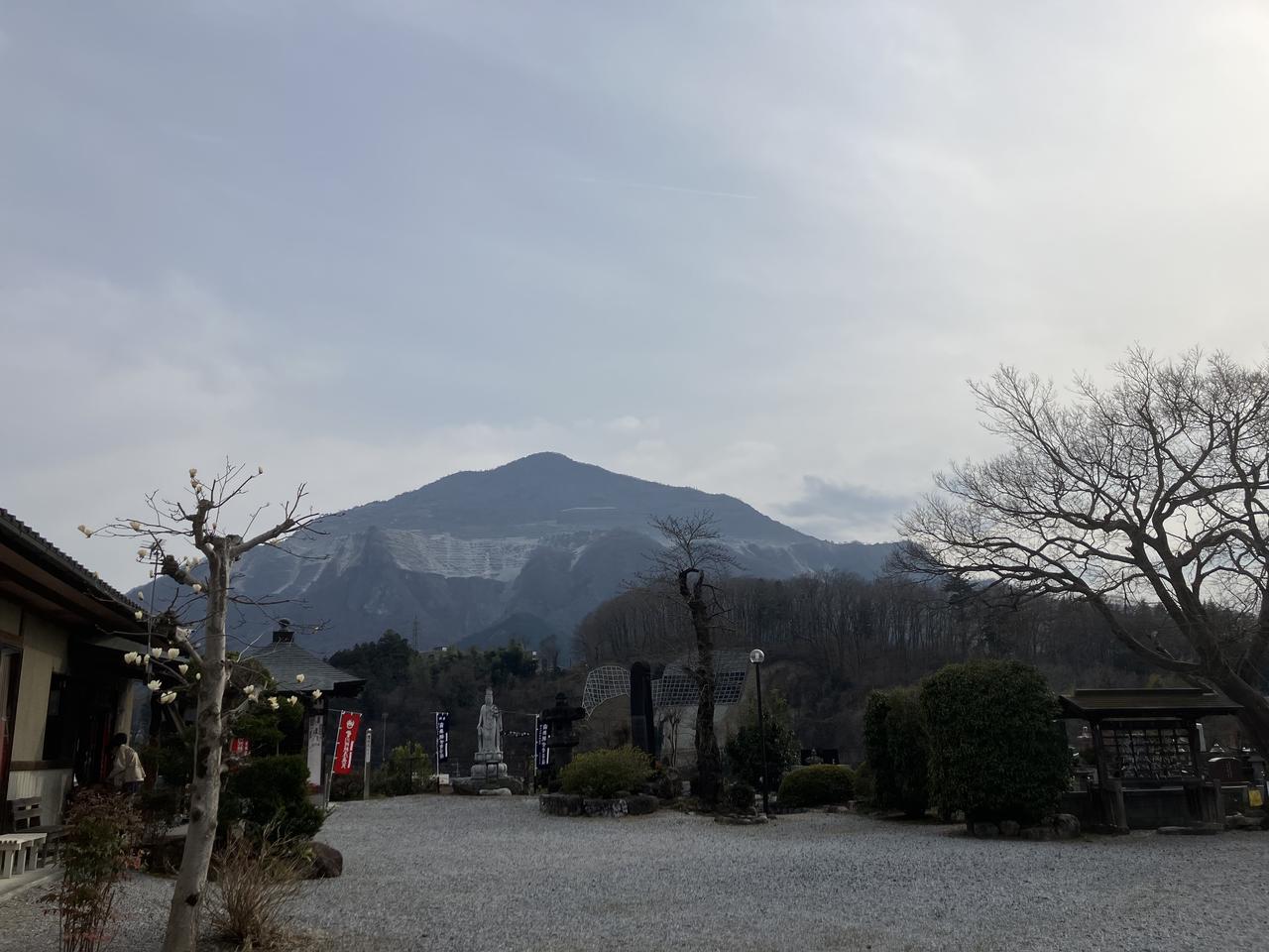 画像: ７番札所法長寺から望む武甲山