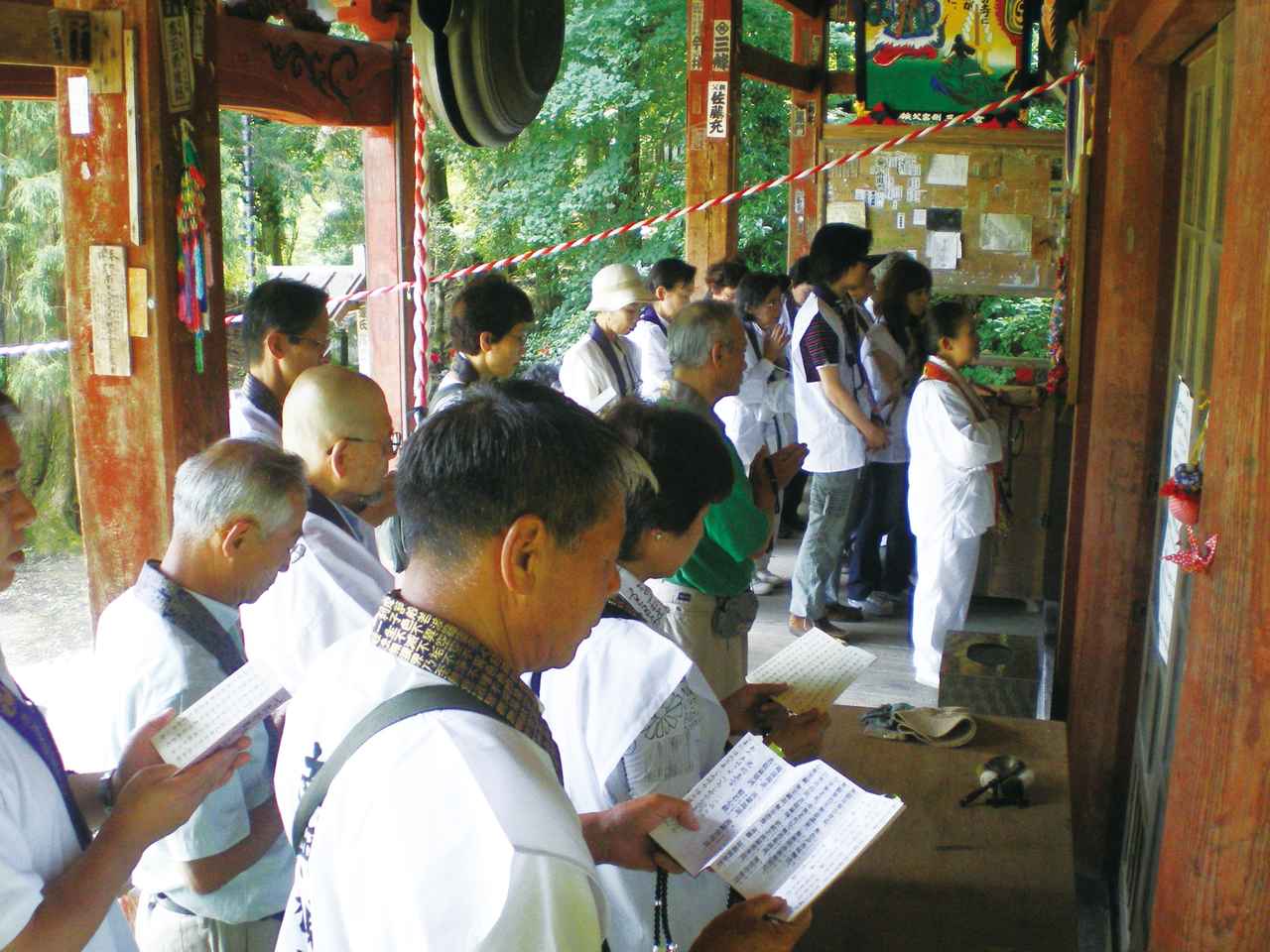 画像: 参拝の様子