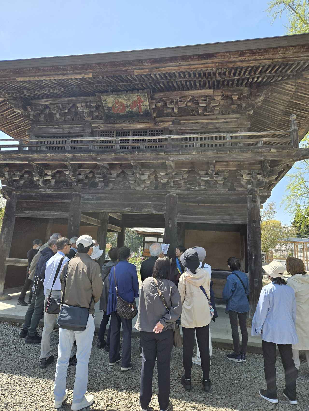 画像: 秋葉さんの案内の様子(弊社添乗員撮影)