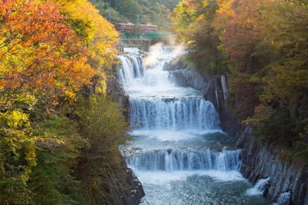 画像: ＜写真撮影の旅＞『伊藤宏美講師同行　鉄橋を渡る特急かいじ号　紅葉の美しい田原の滝と夕日に染まる富士急行線』【新宿出発】｜クラブツーリズム