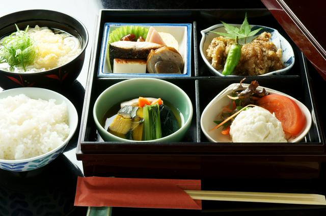 画像: 第1回の昼食はだしにこだわったうどん屋・うららでの和定食