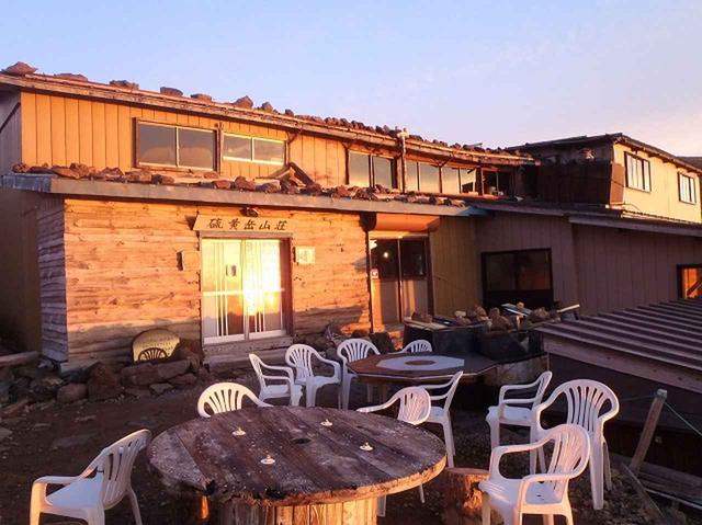 画像: 硫黄岳山荘 硫黄岳と横岳の鞍部に立つ硫黄岳山荘。 八ヶ岳連峰の南北の中心に位置しているため、アルプスの絶景が見事です。 周辺ではたくさんの高山植物が見られます。 浦野さんのおすすめはたくさんの花々が咲き始める7月。 山荘前に広がる雲海から上るご来光は息をのむほどの美しさです。