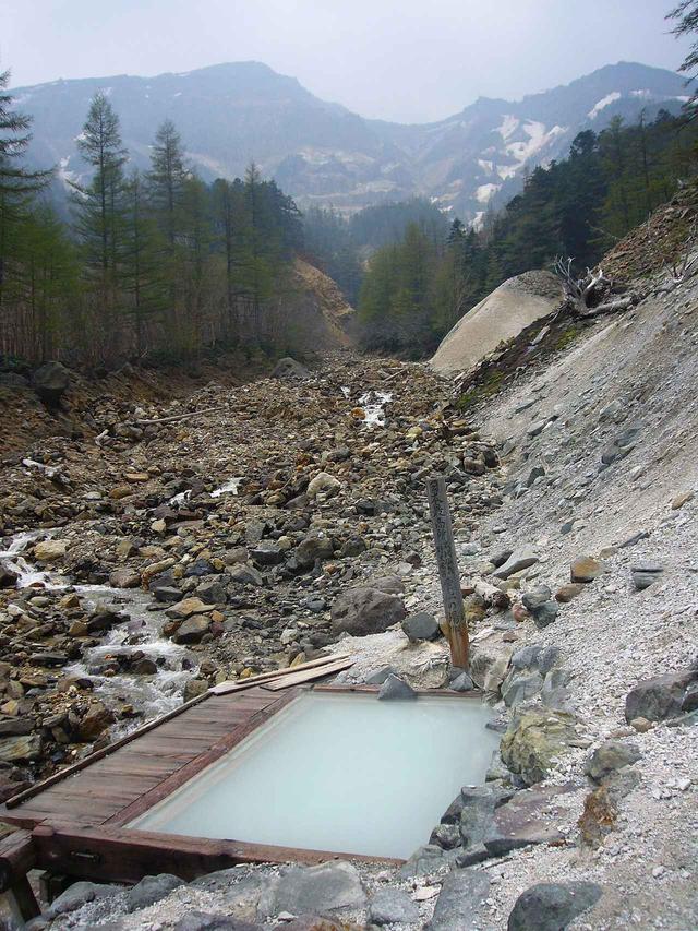 画像: 八ヶ岳・本沢温泉の野趣あふれるお風呂(日本最高所の野天風呂)