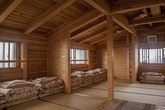 画像: 御嶽山・五ノ池小屋の客室(畳に布団)