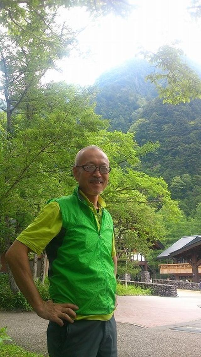 画像: <白田 剛ガイド> 山旅スクールの親父的ガイド。 18歳の頃から山登りを始め、大学ではクラブに入り、 その後クラブ監督をおよそ10年務める。 その間、ヒマラヤ5,000m級のトレッキングを2回実施。 厳冬期の飯豊連峰登山など冬から夏までの山をこなす。