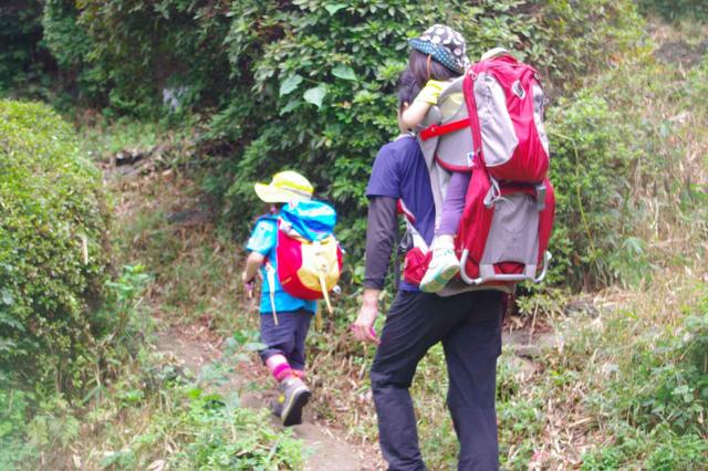 画像: 登りは子どもを先頭に歩かせましょう