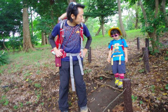 画像: 下りは親が先頭になって歩きましょう 急な段差などは、手を貸してあげるのも良いでしょう