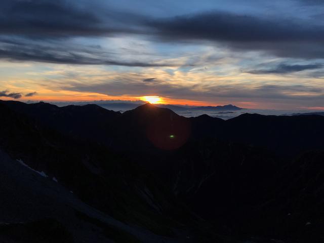 画像: 常念岳に重なる御来光