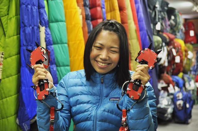 画像: 本格的な雪山用のアイゼン(8本爪)