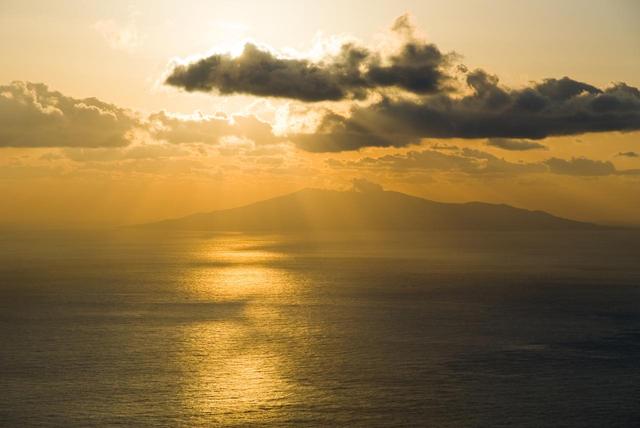 画像: 海面を照らすご来光