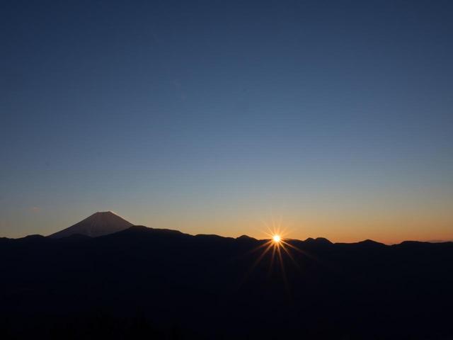 画像: 日本一の富士山越しにご来光を望みます!