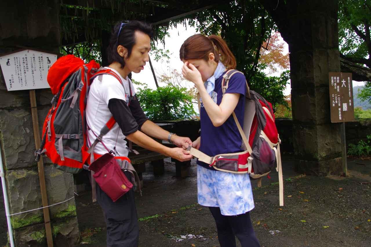 画像: 歩き始める前に装備の確認!ウエストベルトの締め方レクチャー(ダメ出し)中。笑