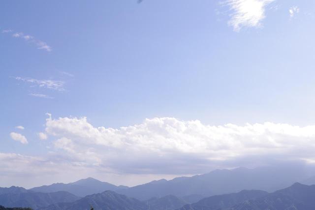 画像: 露出+1.7で撮った丹沢の山並。空は白っぽく写りますが、手前の山並の凹凸も映っています。
