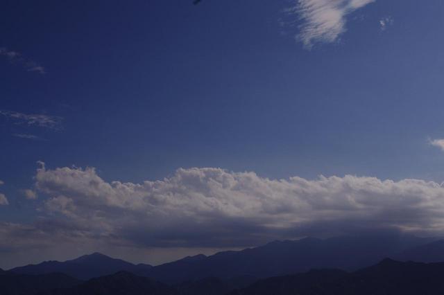 画像: 露出-1で撮った丹沢の山並。空は青く写りますが、手前の山並は暗くつぶれています。