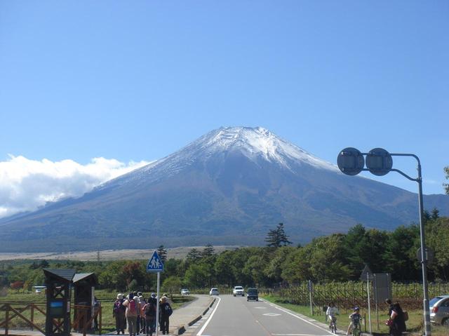 画像: 花の都公園から眺める富士山
