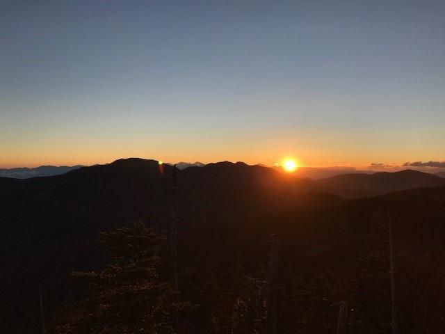 画像: 金峰山方面に沈む夕日(イメージ)