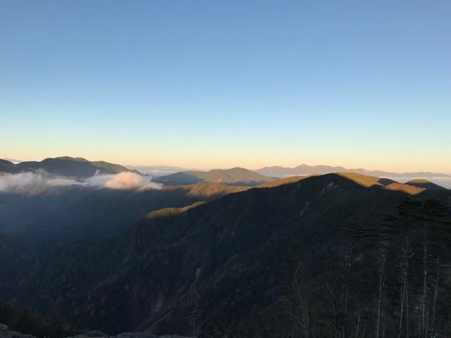 画像: 早朝の登山道中。北アルプスまで眺められました。