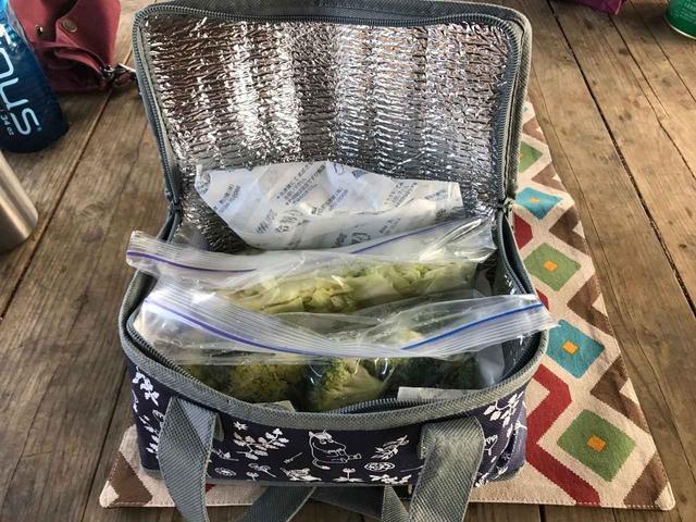 画像: 鷲尾さんは保冷バックに入れて生野菜を持参!