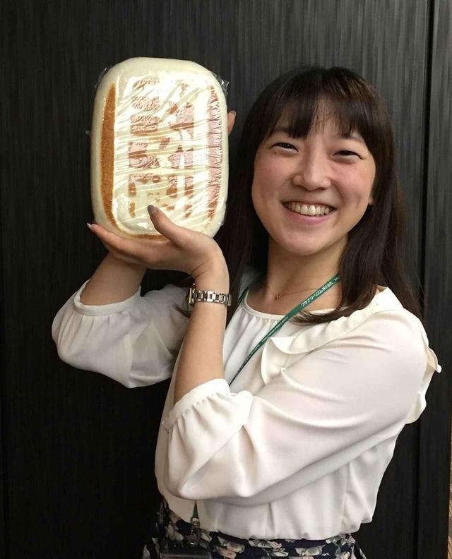 画像: 茅ヶ崎名物の「でかまん」 (大きいものを切り分けてお召し上がりいただきます)