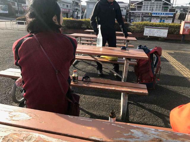 画像: イケメン登山ガイドの鷲尾さん(手前)と窪田さん(奥)★男は背中で語る