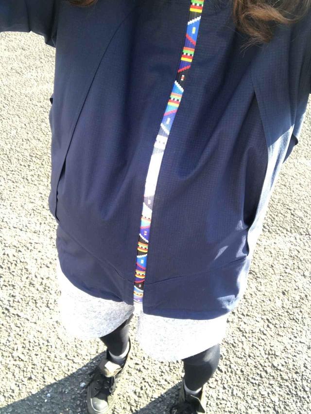 画像: ガイド陣を気にせず自撮りで遊ぶマイペース女子♪ 脚短いなー
