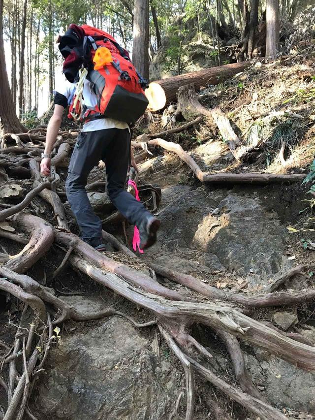 画像: 尾根道と岩が凄い!まもなくクライミングポイントです。