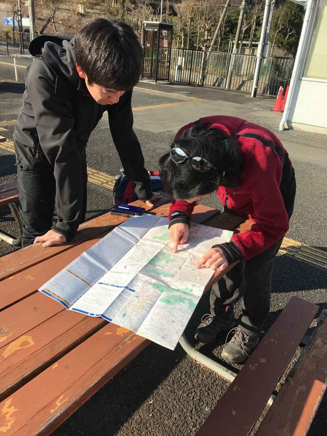 画像: ガイド陣は今回のルートを確認中