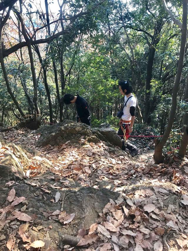画像: 監督(鷲尾さん)とアクションスター(窪田さん)は撮影位置などを確認中。