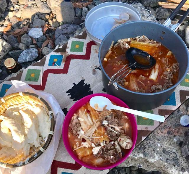 画像: チゲ鍋の完成★ アップの写真はあまり綺麗ではないので引き気味です。笑 素材の味がしっかりして、味は抜群に美味しかったです! 鷲尾さんのこだわりが詰まった温かいお鍋でした^^
