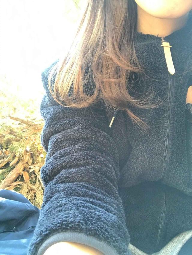 画像: 撮影に専念する監督(鷲尾さん)とアクションスター(窪田さん)を眺めながらおやつを食べるエキストラさん(齋藤)。
