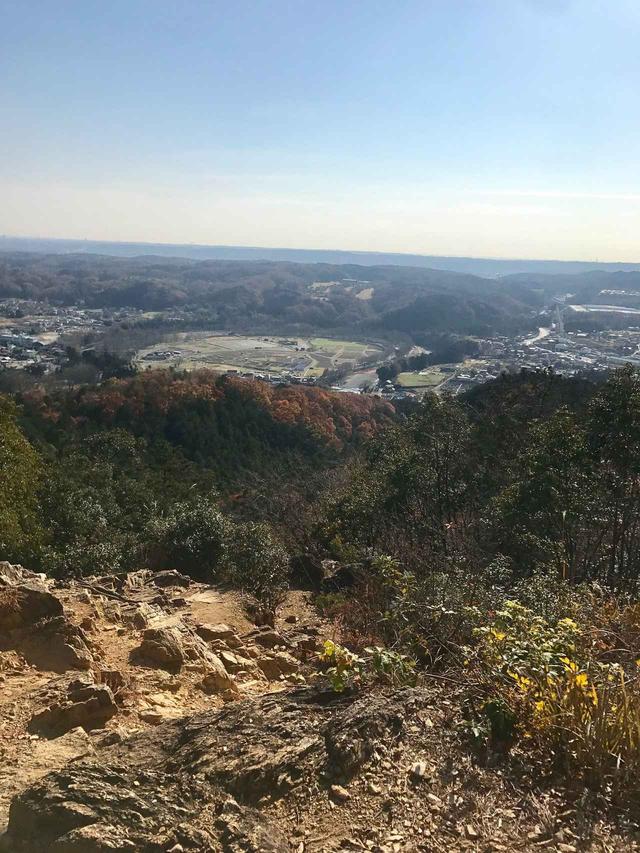 画像: 写真中央部に円くなっている場所が、名所の巾着田です。