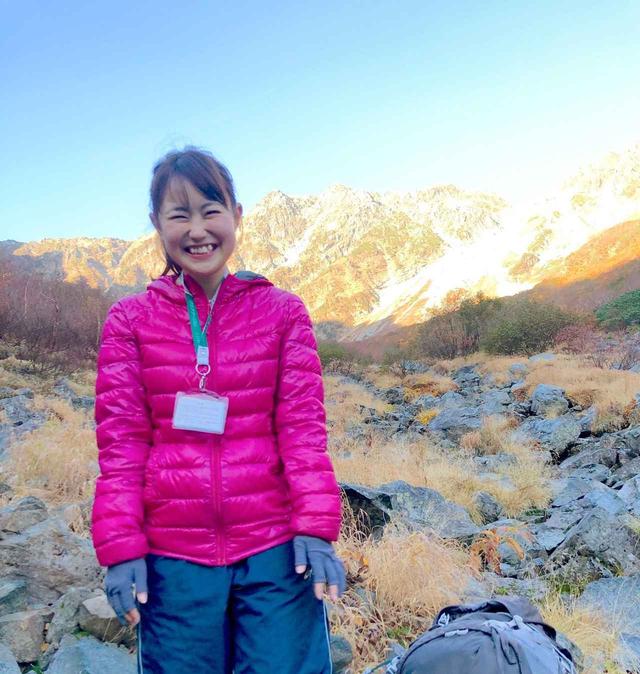 画像: 登山の旅スタッフの原が、女性登山ガイドの宮下慈子さんから登山装備をザックに上手に収納するパッキングのコツを学びます!
