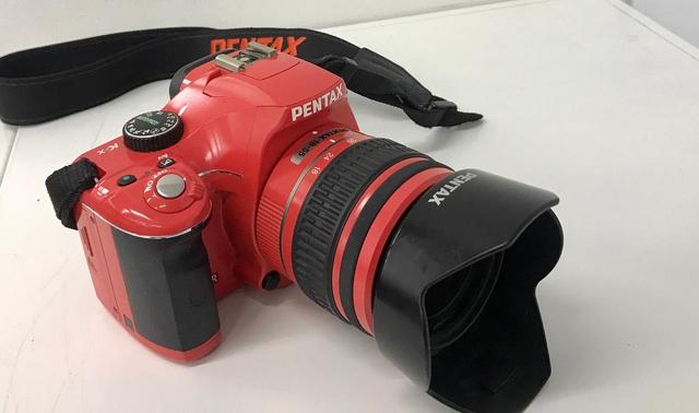 画像: 愛用の一眼レフはレッドのPENTAXです! 愛用歴は7年くらい