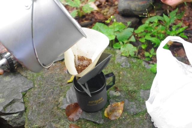 画像: 粗挽き豆に沸騰したお湯を注ぐ